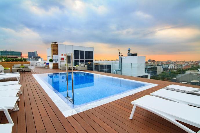 Imagen de la piscina del Hotel ZT The Golden Barcelona. Foto 23