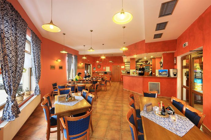 Imagen del bar/restaurante del Hotel Z&aacute;vi&scaron; Z Falken&scaron;tejna, Hluboka Nad Vltavou. Foto 2