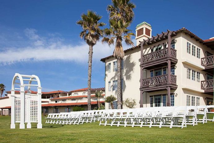 Imagen del bar/restaurante del Hotel Zachari Dunes On Mandalay Beach, Curio Collection By Hilton. Foto 1