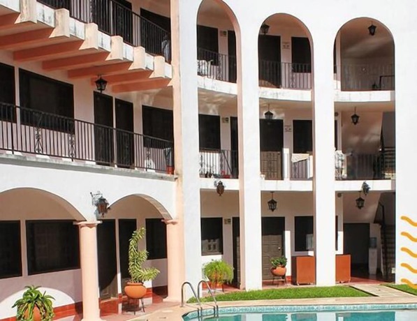 Imagen de la piscina del Hotel Zaci, Valladolid. Foto 20
