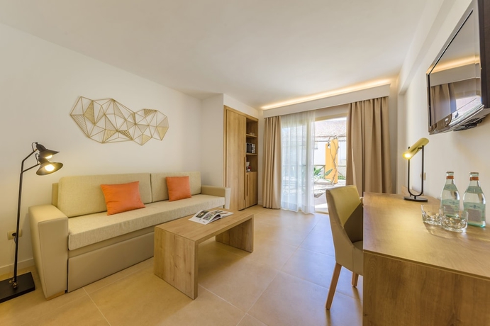 Imagen de la habitación del Hotel Zafiro Cala Mesquida. Foto 3