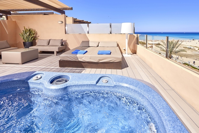 Imagen de la habitación del Hotel Zafiro Cala Mesquida. Foto 5