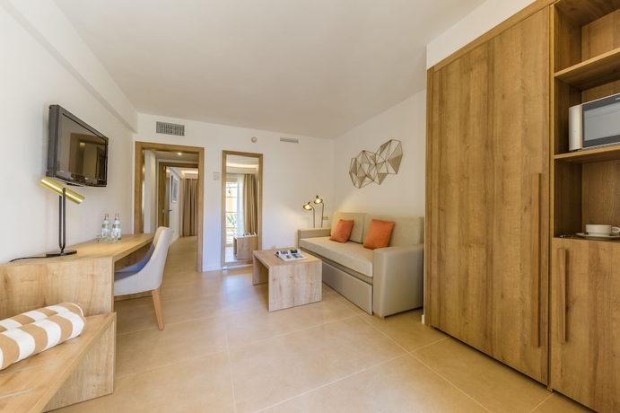 Imagen de la habitación del Hotel Zafiro Cala Mesquida. Foto 11