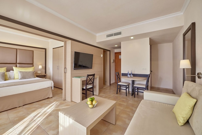 Imagen de la habitación del Hotel Zafiro Cala Mesquida. Foto 13