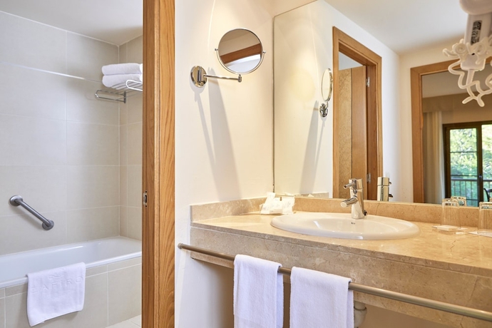 Imagen de la habitación del Hotel Zafiro Cala Mesquida. Foto 14