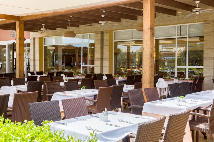 Imagen del bar/restaurante del Hotel Zafiro Can Picafort. Foto 8