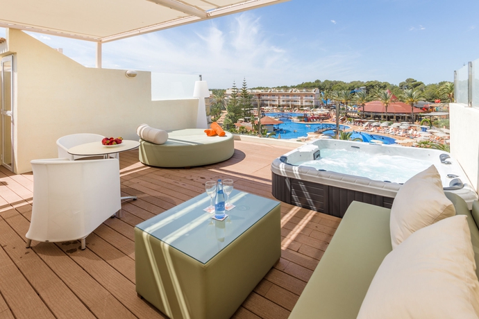 Imagen de los exteriores del Hotel Zafiro Can Picafort. Foto 16