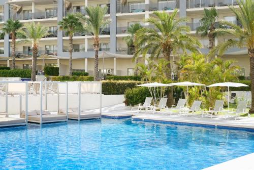 Imagen de la piscina del Hotel Zafiro Palace Alcudia. Foto 20
