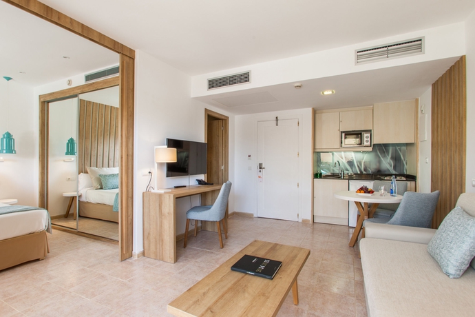 Imagen de la habitación del Hotel Zafiro Palmanova. Foto 7