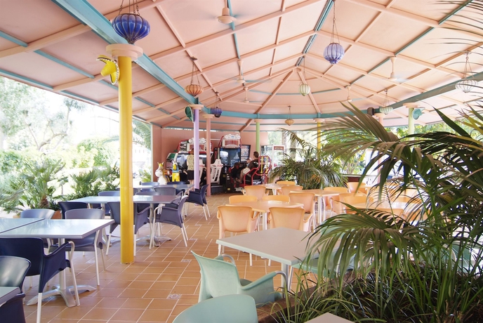 Imagen de la piscina del Hotel Zafiro Palmanova. Foto 18