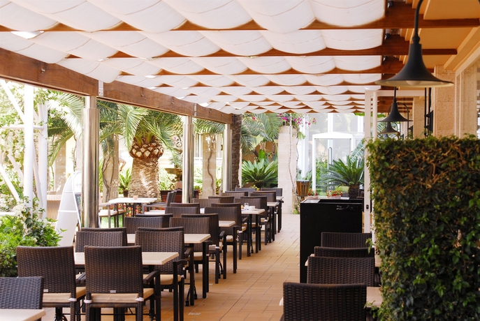 Imagen del bar/restaurante del Hotel Zafiro Palmanova. Foto 6