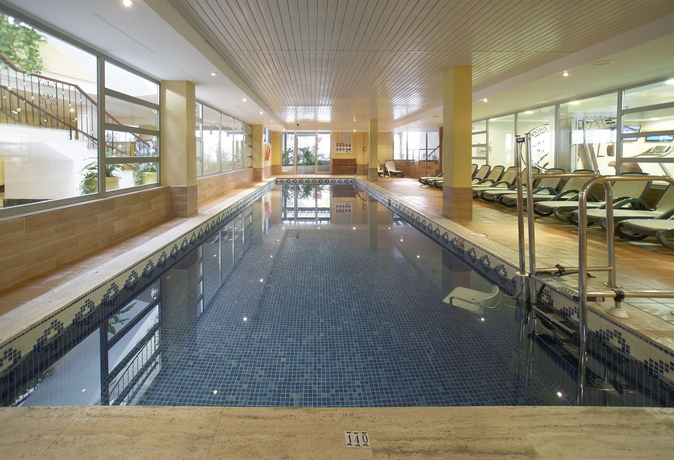 Imagen de la piscina del Hotel Zafiro Park Cala Mesquida. Foto 16