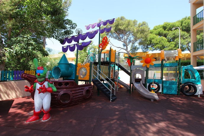 Imagen de los exteriores del Hotel Zafiro Park Cala Mesquida. Foto 12