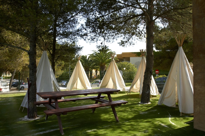 Imagen de los exteriores del Hotel Zafiro Park Cala Mesquida. Foto 13