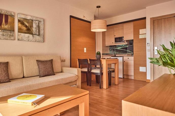 Imagen de la habitación del Hotel Zafiro Tropic. Foto 5