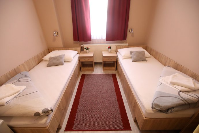 Imagen de la habitación del Hotel Zagi. Foto 7