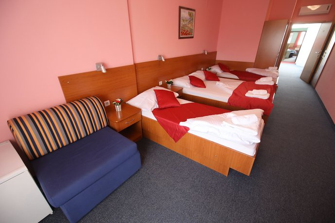 Imagen de la habitación del Hotel Zagi. Foto 10