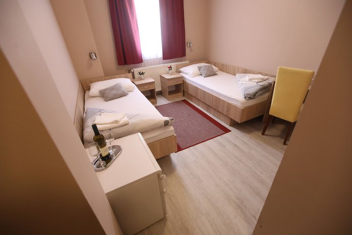 Imagen de la habitación del Hotel Zagi. Foto 13