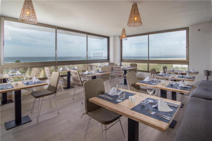 Imagen del bar/restaurante del Hotel Zahara Beach. Foto 3