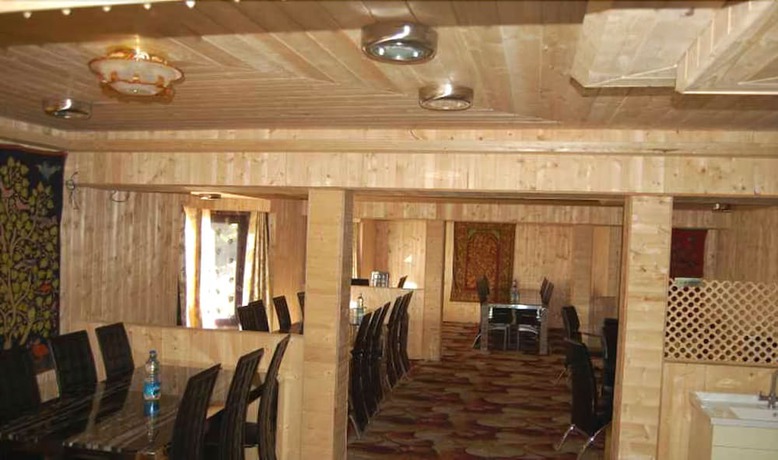 Imagen del bar/restaurante del Hotel Zahgeer Continental Gulmarg. Foto 7