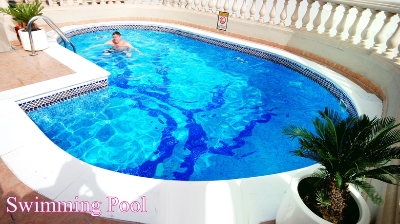 Imagen de la piscina del Hotel Zain International. Foto 16