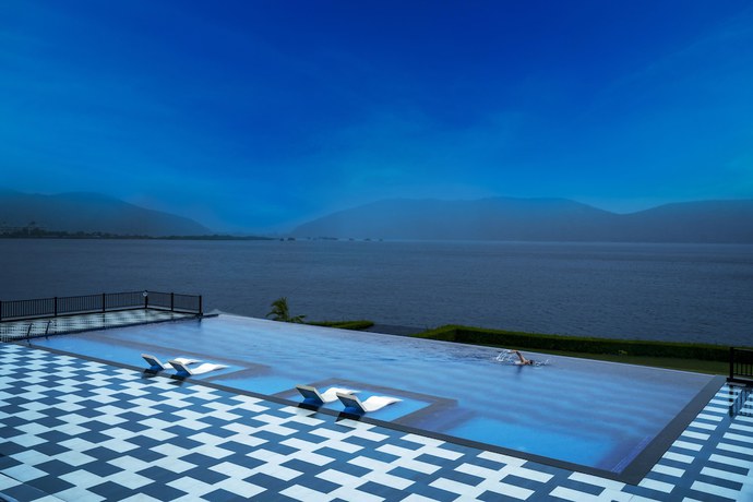 Imagen de la piscina del Hotel Zana Lake Resort Udaipur. Foto 16