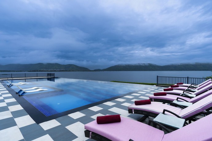 Imagen de la piscina del Hotel Zana Lake Resort Udaipur. Foto 18