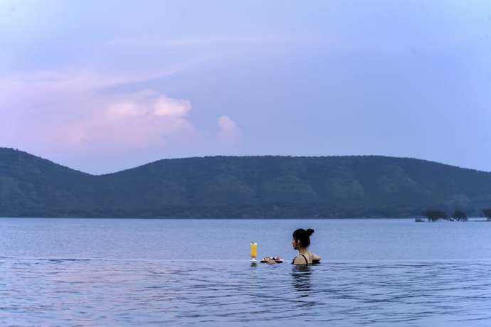 Imagen de la piscina del Hotel Zana Lake Resort Udaipur. Foto 19