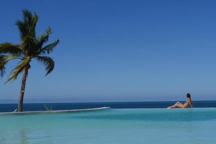 Imagen de la piscina del Hotel Zanbluu Beach. Foto 16
