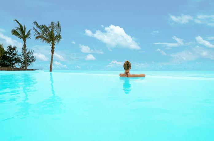 Imagen de la piscina del Hotel Zanbluu Beach. Foto 17