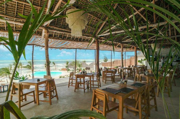 Imagen del bar/restaurante del Hotel Zanbluu Beach. Foto 4