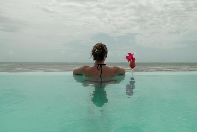 Imagen de la piscina del Hotel Zanbluu Beach. Foto 20