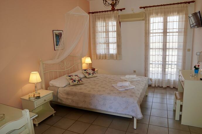 Imagen de la habitación del Hotel Zanneta Studios. Foto 15