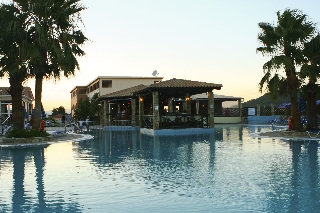 Imagen de la piscina del Hotel Zante Village Hotel. Foto 5