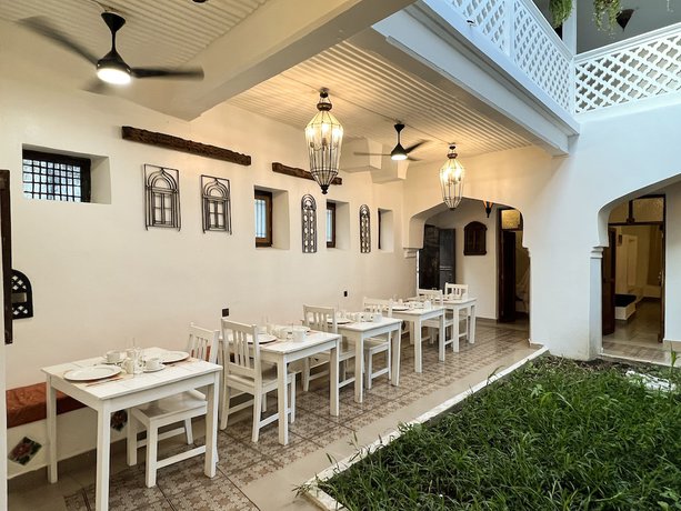 Imagen del bar/restaurante del Hotel Zanzi House. Foto 6