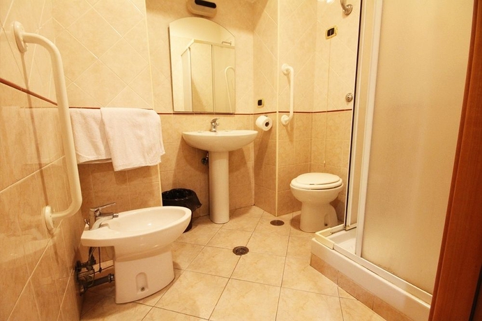 Imagen de la habitación del Hotel Zara, Nápoles. Foto 8