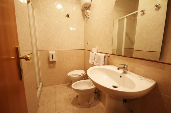 Imagen de la habitación del Hotel Zara, Nápoles. Foto 9