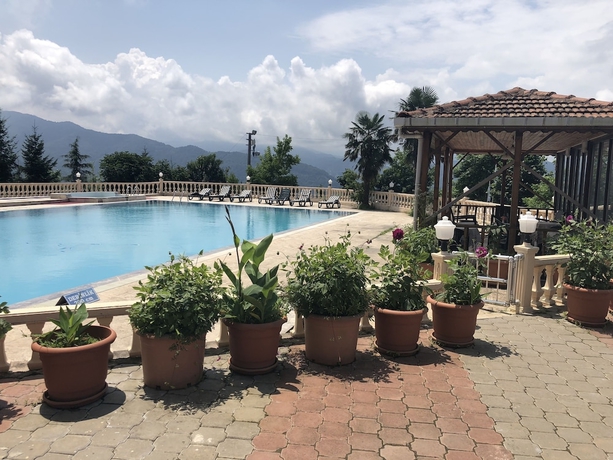 Imagen de la piscina del Hotel Zarha Mountain Resort. Foto 19