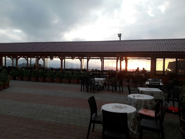 Imagen del bar/restaurante del Hotel Zarha Mountain Resort. Foto 7