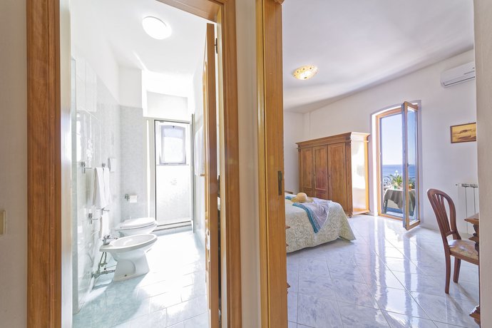 Imagen de la habitación del Hotel Zaro. Foto 5