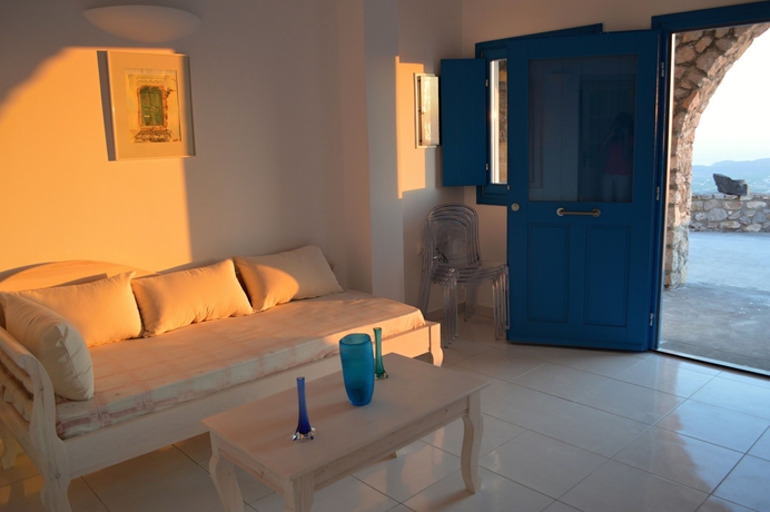 Imagen de la habitación del Hotel Zatrikion Villas Santorini. Foto 2
