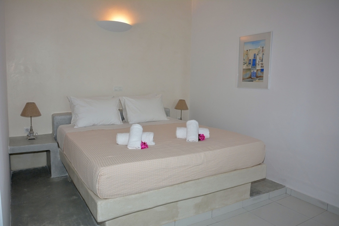 Imagen de la habitación del Hotel Zatrikion Villas Santorini. Foto 3