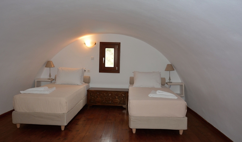 Imagen de la habitación del Hotel Zatrikion Villas Santorini. Foto 7