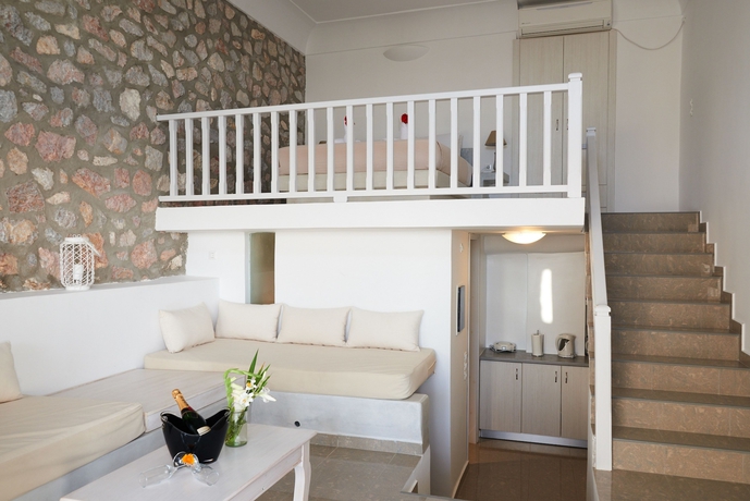 Imagen de la habitación del Hotel Zatrikion Villas Santorini. Foto 8