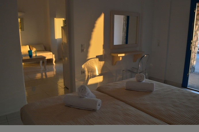 Imagen de la habitación del Hotel Zatrikion Villas Santorini. Foto 10