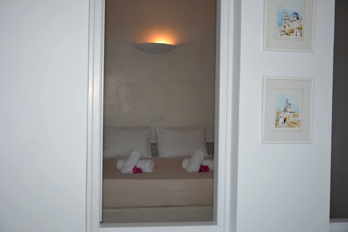 Imagen de la habitación del Hotel Zatrikion Villas Santorini. Foto 11