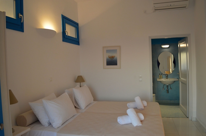 Imagen de la habitación del Hotel Zatrikion Villas Santorini. Foto 12