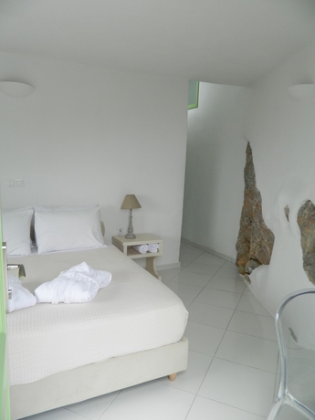 Imagen de la habitación del Hotel Zatrikion Villas Santorini. Foto 14