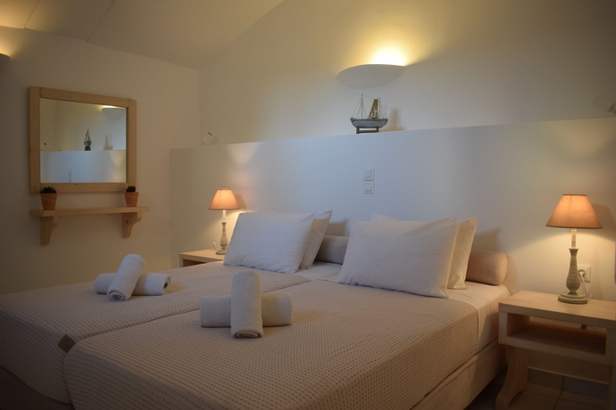 Imagen de la habitación del Hotel Zatrikion Villas Santorini. Foto 16