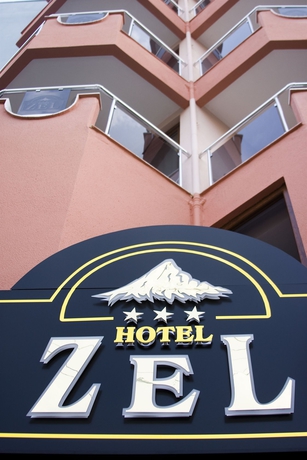 Imagen de los exteriores del Hotel Zel. Foto 9